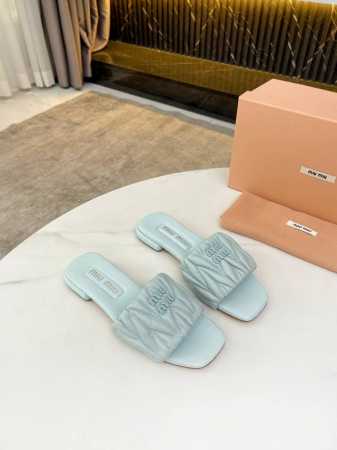 Miu Ss25 New Arrival～ Miu家夏真皮大底拖鞋顶级精品 皱皱的皮革处理工艺是Miu家的经典手法 凸显了小羊皮的天然质感~ 让视觉更精致 材质 - 点击图像关闭