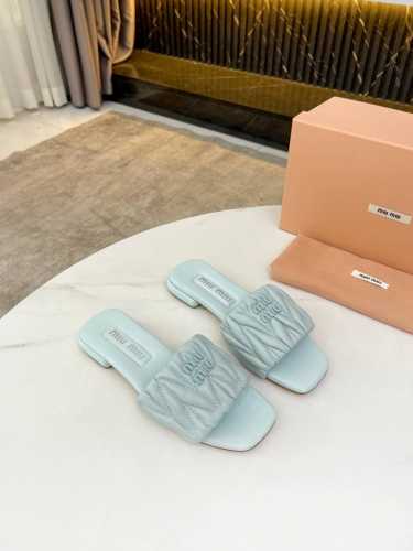Miu Ss25 New Arrival～ Miu家夏真皮大底拖鞋顶级精品 皱皱的皮革处理工艺是Miu家的经典手法 凸显了小羊皮的天然质感~ 让视觉更精致 材质