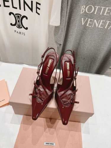 高版本出厂 Miumiu*缪缪 24春夏大热走秀款 小猫跟单鞋 走秀款出现在各大时装杂志封面 各路明星、小红书博主着用～全新复古上脚尤为惊艳到你的一款闭眼入都是