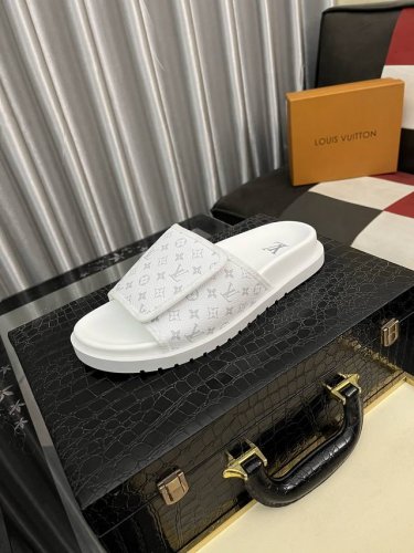 出厂价pp Lv打造顶级代购 男士春夏拖鞋专柜同步 鞋面意大利进口牛皮搭 标志图形高品质工艺 鞋底 原厂特供原版底 独家活动成型底超级舒适 原厂跟单货 高品质
