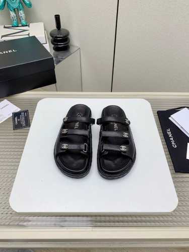 Chanel香奈儿小香魔术贴沙滩拖鞋25ss 春夏新款;专柜最新款，上脚依然让我心甘情愿剁手入，四季搭配都无敌了，，超级推荐鞋面：进口混种羊皮内里：羊皮大底：橡