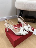 valentino 华伦天奴 2025 v家2025春夏新品 专柜最新经典蝴蝶结尖头后空凉鞋系列 泰裤辣 妥妥神器一枚 中跟设计穿上好看又不会累 深口设计搭配彰