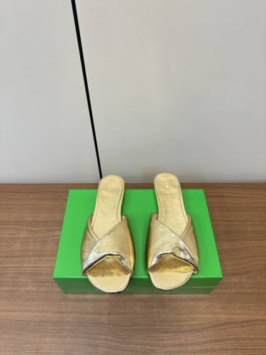 bv Botteg* Veneta Ssbv新款网红款拖鞋 bv今年的单品都超级的火 每一款产品都备受瞩目 时尚达人的最爱 这款拖鞋也不例外 上脚真的超百搭 居