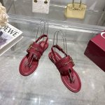 8023-2 酒红G 35-43 这款女士夹趾凉鞋搭配饰经典马衔扣细节金色调配件，彰显品牌传承。采用精致绒面材质打造，设计优雅而不失随性，是温暖季节的理想单品。