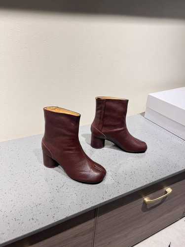 Maisonmargiela MM6马吉拉经典分趾靴系列！ 代购版本！辨识度极高，舒适度满分，不会过时的决绝子单品； 搭配各种风格都可轻松驾驭 小短腿的福音 上