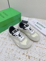 出厂女 男300Bottega Veneta Bv葆蝶家 25 最新爆款 阿甘鞋 德训 休闲 运动鞋 Sneaker科技尼龙和绒面打造，灵感来自复古球鞋，全新演