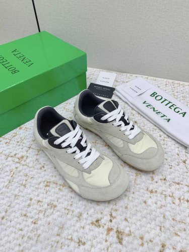 出厂女 男300Bottega Veneta Bv葆蝶家 25 最新爆款 阿甘鞋 德训 休闲 运动鞋 Sneaker科技尼龙和绒面打造，灵感来自复古球鞋，全新演