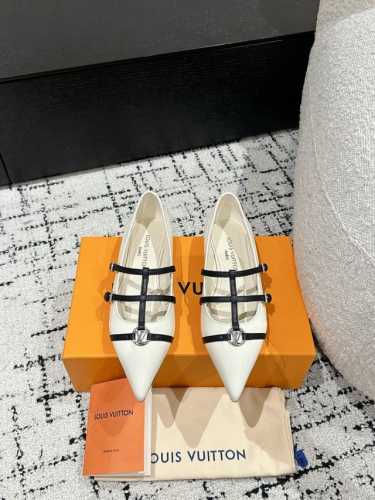 顶级版本Louis Vuitton 路易威登 25 春夏尖头高跟鞋鹰嘴小尖头搭配镂空皮条小方扣可调节松紧，Lv五金 “logo”饰以点缀，细节质感特别的高级！犀
