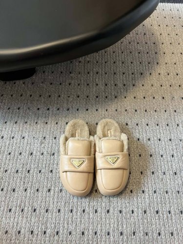 普拉达 prad*23秋冬毛毛半包拖鞋系列 对原版工艺 每个款式，颜色都很赞！！集舒适 可爱 时尚 高雅 百搭 ，羊毛舒适柔软，唤醒秋冬暖意。让您从早到晚舒适踱