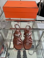 顶级版本 hermes 爱马仕 June Sandal系列 H家Kelly扣细带罗马凉鞋 小牛皮凉鞋 搭配经典镀钯Kelly鞋扣和袢带 打造简约造型 可谓夏日良