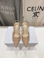 高版本出厂 Dior*迪奥D家2025Ss春夏新款尖头高跟鞋凉鞋时装鞋！顶级版本～ 超美的脚踝扣上脚超仙儿尖头设计巨拉长腿型 设计简约又不失甜美 鞋面：进口头层