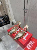 Diesel小众个性尖头凉鞋 高跟鞋 今年谁还没拥有Diesel的搭配神器 你们这群辣妹都入手了吗？无论是鞋子衣服包包都太太太好看了！ 鞋面采用牛皮 进口定制布