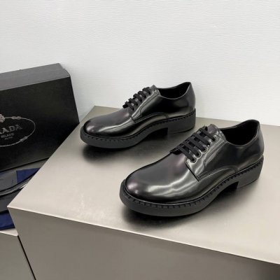 prada 普拉达 亮面皮革德比鞋 优雅与现代的化身，选用标志性的亮面光滑牛皮革打造，金属珐琅鞋眼配棉鞋带，prada字母点缀鞋侧，配防滑耐磨轻质橡胶凹凸纹鞋底