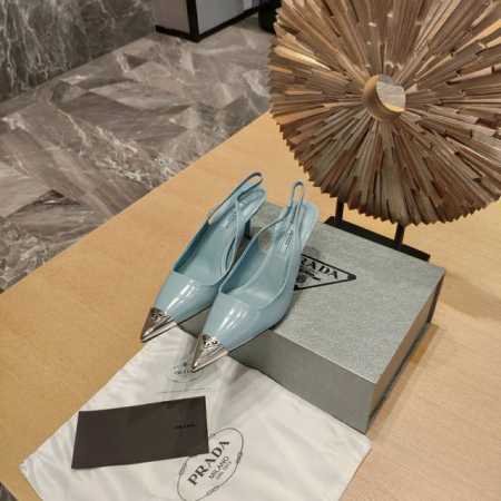 顶级包装配套最高版本 PRADA 普拉达新品， 顶级版本 实力来袭！ 原版鞋头扁尖形状楦条+加长金属三角铁头+二代小形皮包扣 是不是高端货对比细节便知分晓。 凉 - 点击图像关闭
