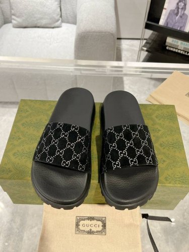 跑量 情侣款 Gucci情侣凉拖鞋沙滩鞋 顶级版 春夏网红必备拖鞋 Yp一比一还原，所有细节 材质 舒适度 全部跟原版一样了 复刻度98%。 码数：女35-40