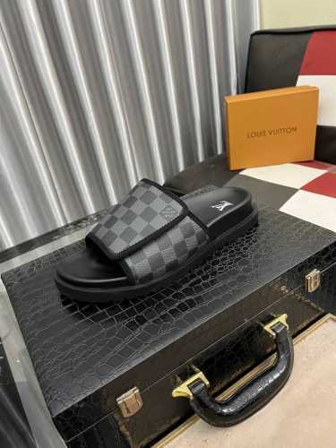 出厂价 Lv 多色新款男士拖鞋 ，原单品质顶级版 ，原版专用荔枝纹胶皮内里侧羊皮，组合底，步履更稳，更舒适轻便，高档大方，码数:38~444色可选