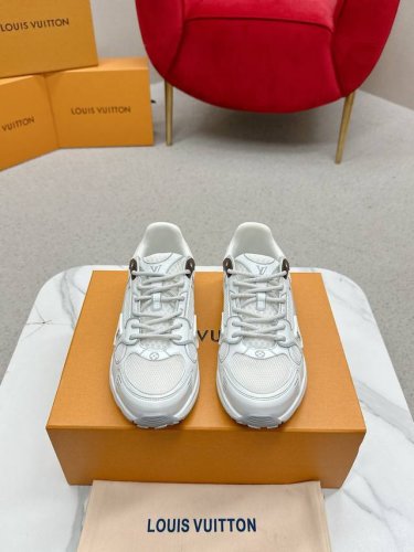 实价： 情侣款 Lv 路易威L家 驴牌 最新Olympia系列 情侣款 银角大王 休闲 运动鞋 跑鞋 本款 Lv Olympia 运动鞋融合网格面料与金属质感合