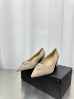 CHANE*L 小香25ss新款 爱心logo单鞋小清新风带点贵气的感觉，上脚非常完美，穿搭配上此鞋，优雅大方。整个系列都充满了令人兴奋和意外的元素结合，不同的