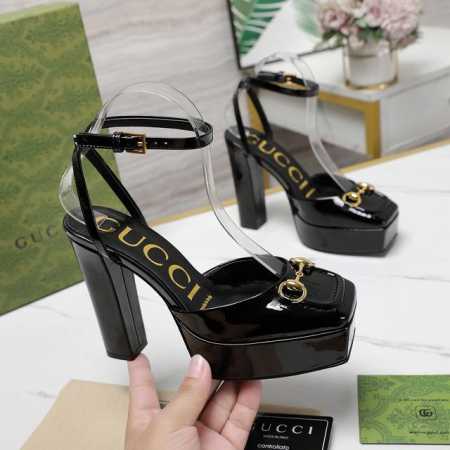 出厂: 独家顶级版本 gucci古*驰 春夏最新爆款凉鞋系列 圆头纯色水台高跟后空凉鞋 原单品质 原汁原味的欧式风格 上脚非常完美穿搭上配此鞋 优雅大方 晶莹剔 - 点击图像关闭