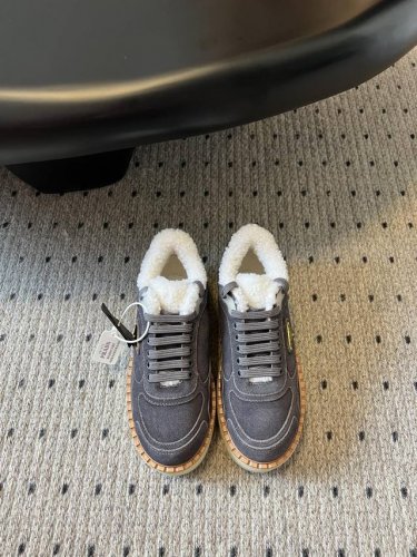 代购级版本 PRAD*A 24FW普拉达 厚底休闲羊毛深口短靴 毛毛鞋 这款运动鞋延续经久不衰的轮廓， 是新款经典单品 采用麂皮 精心制作， 提升格调 款式轻盈