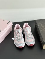 萨洛蒙 联名款 多种鞋面材质，构造了丰富的鞋面层次，为鞋款增添摩登现代感。 鞋款独特的波浪形 Sensifit系统设计勾勒出鞋身的流动感线条，并结合标志性的Qu