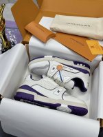 工厂p价p： 飞机盒10 原版开发 品质出货 欢迎对比 Lv板鞋系列 Lv Trainer Maxi运动鞋将成衣系列的宽松廓形引入Virgilabloh笔下的L