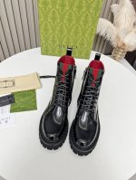 出厂价pp： 女装女鞋 运动原单 2025最新版古琦Gucci百搭绑带马丁靴，方便穿脱‘品牌织带拼色搭配 跟高：5Cm 面料：牛皮 开边珠 内里 垫脚：红色牛里