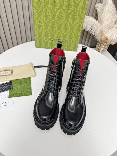 出厂价pp： 女装女鞋 运动原单 2025最新版古琦Gucci百搭绑带马丁靴，方便穿脱‘品牌织带拼色搭配 跟高：5Cm 面料：牛皮 开边珠 内里 垫脚：红色牛里