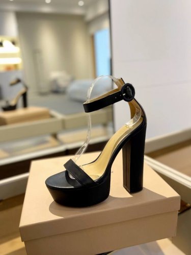 价格p： 吉安维托 罗西 Gianvito Rossi 吉安维托 罗西 Gianvito Rossi 秉承了其传统意大利工艺，专注精巧细节，打造优雅女人味，每一