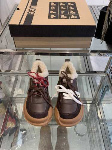 UGG 丑萌丑萌的做旧擦色羊毛小单鞋 复古绑带搭配小穿脱方便最新潮的版型设计、完全释放出、狂野与霸气。面料头层擦色牛皮搭配高丝光牛反绒，，内里 垫脚全釆用澳洲进