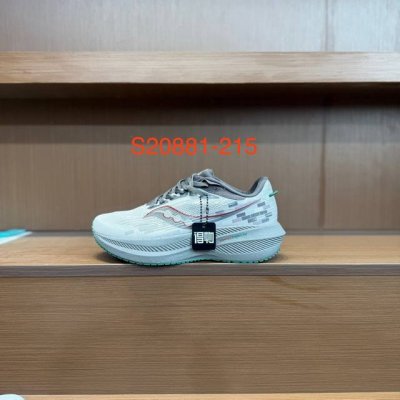 纯原 Saucony Triumph 21索康尼胜利22代旗舰级缓震型跑鞋 性能相比前几代再升级：鞋面采用全新升级的工学网设计 贴合脚部更透气 中底部分使用最新
