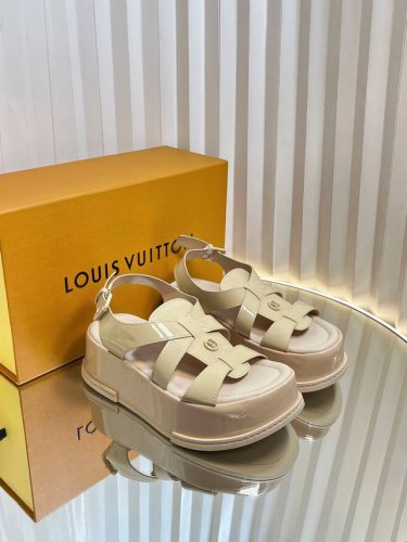 Louis Vuitton 路易威登 Maya Flatform 凉鞋 本款 Maya Flatform 凉鞋选用光滑牛皮革 令宽幅鞋带穿梭于皮革鞋舌之间 再以