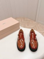 出厂价 2024系列 Miumiu church's孟克皮鞋，僧侣鞋 英伦复古、巴洛克雕花元素 又美又飒！酷炸街！惊为天人！ 鞋面虽是邦邦硬挺，但穿起却很舒适.