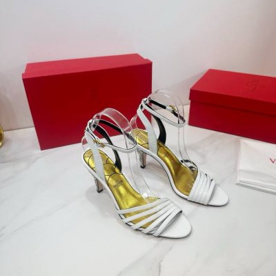出厂 valentino 华伦天奴 2025Ss早春新品 valentino Garavani 的经典 Roman Stud 系列以全新的诠释方式首发 最新原版