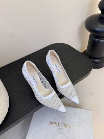 Jimmy Choo 将圆润光泽镶嵌于足尖 为你的穿搭映亮魅力，璀璨每刻 莹润动人，轻易动心 Jimmy Choo 2025春夏系列 纤彩绽放，映亮每日风采 面 - 点击图像关闭