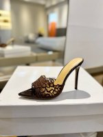 Gianvito rossi 2024 经典款尖头电绣高跟鞋，它的出现就像夜空中最璀璨的星辰。经典的款式，永恒的魅力，电绣的图案更是为其增添了梦幻的色彩。每一步