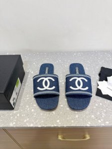 chanel 小香 25Ss春夏新款 牛仔布 懒人拖鞋 小香的一款全新设计 简约百搭上脚超级美的 怎么看都超美 鞋面：采用原版进口牛仔布 内里垫脚：牛仔布 大底