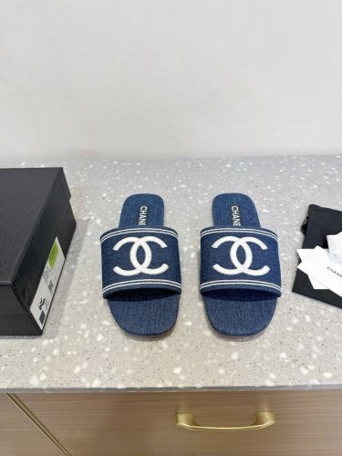 chanel 小香 25Ss春夏新款 牛仔布 懒人拖鞋 小香的一款全新设计 简约百搭上脚超级美的 怎么看都超美 鞋面：采用原版进口牛仔布 内里垫脚：牛仔布 大底