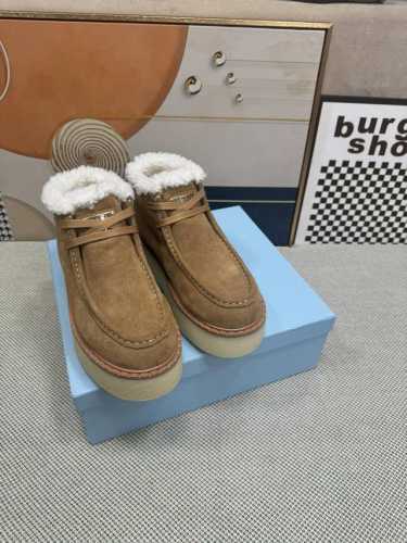 顶级版本 PRADA 普拉达秋冬新款厚底高帮雪地靴鞋这款牛筋底上脚非常舒适，今年非常爆，穿上 增高 休闲两不误，清爽的表现足以表达对鞋子的个个细节的把控， 面料