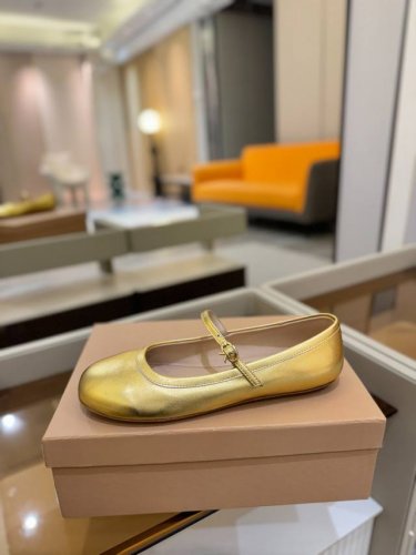 价格P Gianvito Rossi 2025 春夏款 罗西 Gr 芭蕾舞鞋平底玛丽珍单鞋 异域风情满满的宝石，像一串手串，串戴在脚上，皮质超级柔软，上脚舒适感