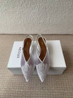 neous 25Ss春夏新品 尖头后空猫跟凉鞋 这款自带大小姐风气质 无论是搭配牛仔裤百褶裙 还是穿去较正式场合都可以的 满满尖头更显女人味哦！ 鞋面采用原版定
