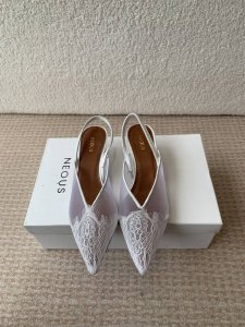 neous 25Ss春夏新品 尖头后空猫跟凉鞋 这款自带大小姐风气质 无论是搭配牛仔裤百褶裙 还是穿去较正式场合都可以的 满满尖头更显女人味哦！ 鞋面采用原版定