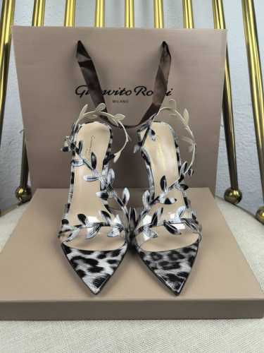 厂批 吉安维托 罗西 Gianvito Rossi 最新蔓藤月桂叶跟鞋 10.5 8.5 5.5Cm 露趾凉鞋搭配细高跟，性感而精致。 吉安维托 罗西 Gian