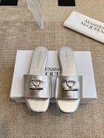 橙子出厂价p alexander Mcqueen 亚历山大 麦昆 春夏新款 平底拖鞋 一字拖 休闲凉拖 原版复刻定制 搭配金属扣刻Mcq标志 轻松穿出大长腿 舒