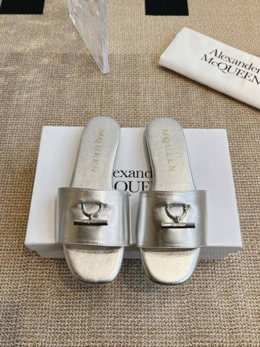橙子出厂价p alexander Mcqueen 亚历山大 麦昆 春夏新款 平底拖鞋 一字拖 休闲凉拖 原版复刻定制 搭配金属扣刻Mcq标志 轻松穿出大长腿 舒