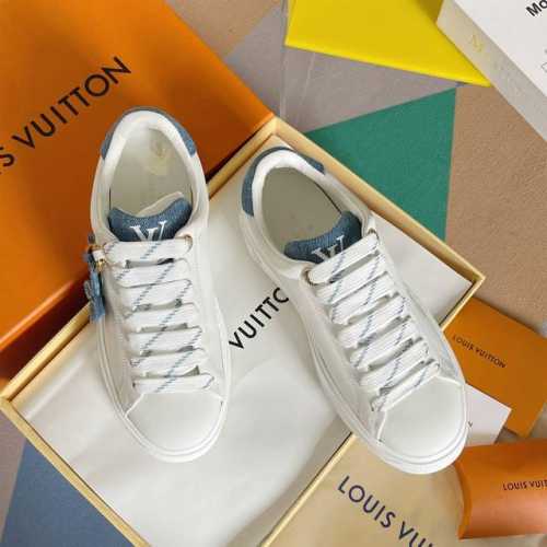 LV驴牌 L家 Time Out 系列 吊坠 休闲 小白鞋 运动鞋 经典 Time Out 运动鞋融入路易威登 春夏时装秀的潮流元素。皮革塑造行李牌形状装饰，与