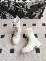 Dior迪奥秋冬经典马丁靴 超多明星网红种草 时尚与潮流同时拥有，可酷可帅的一款靴子不仅颜值爆棚有品牌辨识度，刺绣的立体感也是超A哒！ 面料：飞织面料+原版头层
