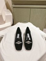 Jimmy Choo 小羊皮单鞋上新 超赞周仰杰24春夏系列 重逢惊艳 优雅邂逅 碰撞之美 时尚国外博主同款街拍推荐 造型大胆别致满分街拍 小羊皮鞋面 搭配真皮