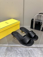 顶级原版货！2025Ss夏季新款，独家高端品质！ 材质：鞋面，内裡选用柜柜定制级全进口水染羊皮，皮纹细腻，手感绵柔丝滑，色泽质感一致！雕塑感鞋跟，饰有金色饰面金