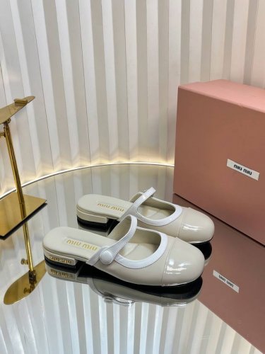 独家新品Miumiu Ss25 New Arrival miu家2025春夏玛丽珍半拖新品 光泽牛漆皮鞋面一字带 鞋跟金属Miumiu logo饰以点缀 细节质